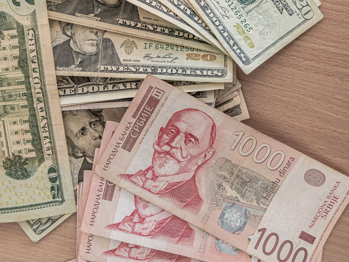 Dinar stabilan prema evru, jača prema dolaru — pogledajte današnji kurs!