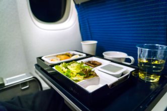оброци на дугим летовима - airline meals on long-haul flights