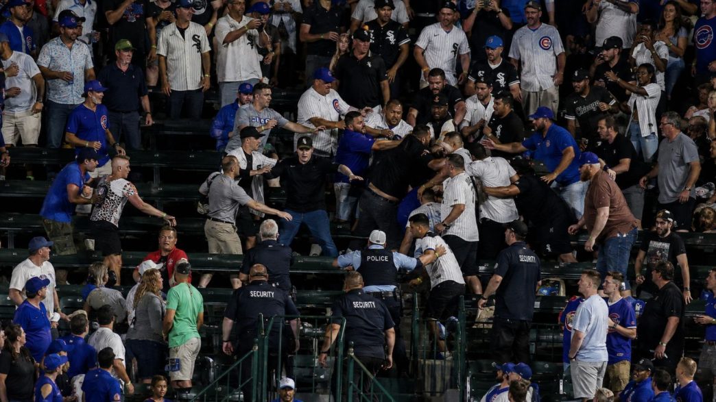 туча навијача на Ригли филду Wrigley Field fan fight