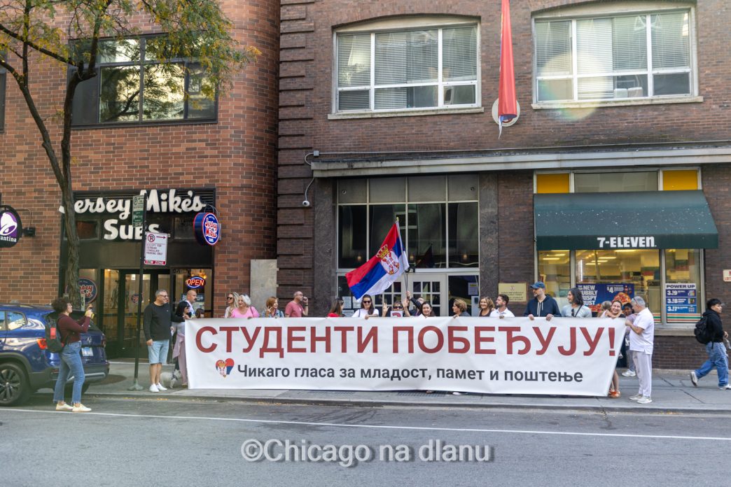 протест испред конзулата protest outside the consulate